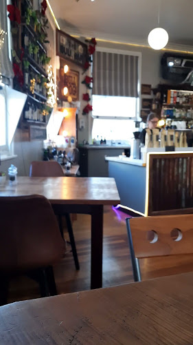 La Bull Cafe & Bar Open Times