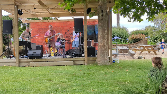 The Honest Lawyer Country Pub, Hotel & Venue Hire - Hospitality and gastronomy