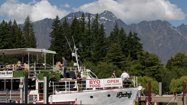 Opinii despre Perky's - Floating Bar Queenstown în Queenstown - Hospitality and gastronomy