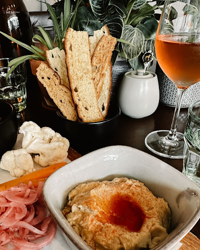 six ounces - Hospitality and gastronomy