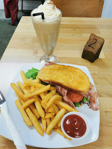 Opinii despre Four Doors Down Cafe în Marton - Hospitality and gastronomy