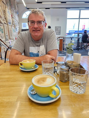 Comentarii opinii despre Four Doors Down Cafe