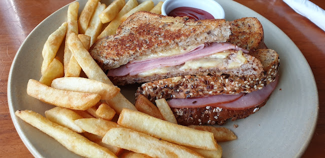 Mackenzies Cafe Bar & Grill