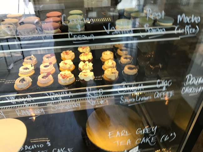 Comentarii opinii despre THE THREE WORDS | Cakes & Flowers