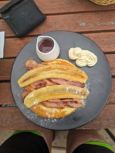 Comentarii opinii despre The Local Backyard Cafe and Bakery