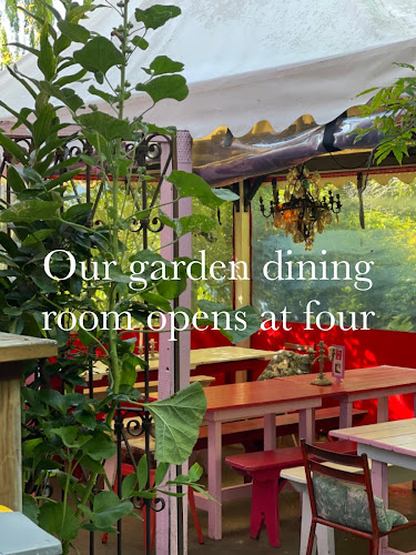 Pipi pizza café and pizza truck, bistro style restaurant