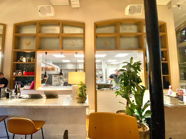 Comentarii opinii despre The Brit Pub & Eatery