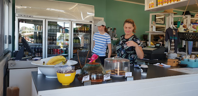 Hotties Beachfront Eatery Open Times