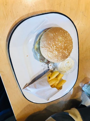 BurgerFuel Five Cross Roads - Hospitality and gastronomy