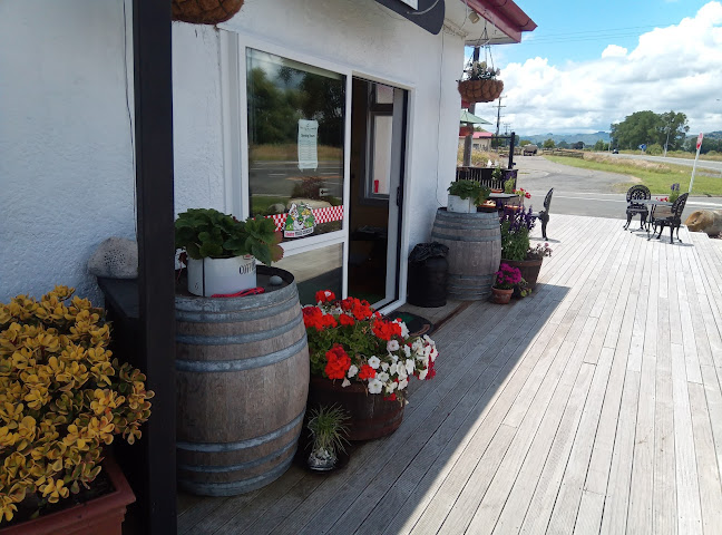 Charms Truck Stop - Ōhingaiti