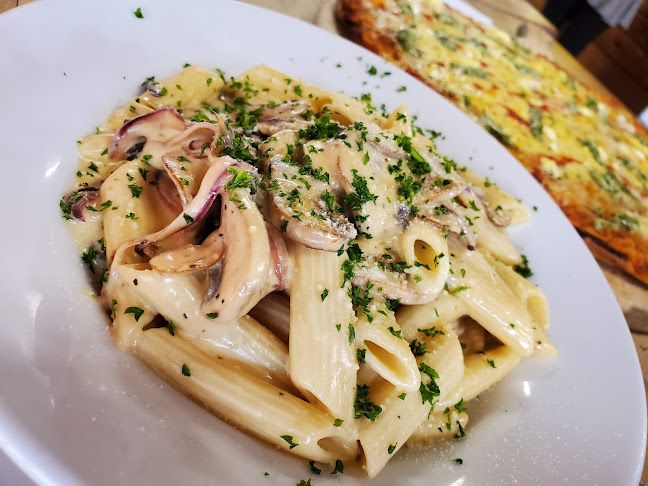 Fat Pipi Pizza - Hospitality and gastronomy