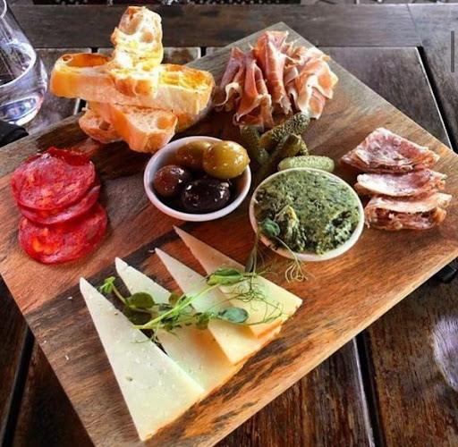 Momentos By The Lake Restaurant