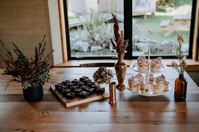 Curls & Cakes - Hospitality and gastronomy