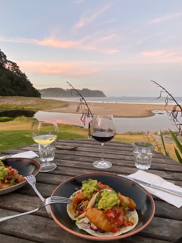 Comments and reviews of Hotties Beachfront Eatery