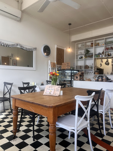 Comentarii opinii despre The Bees Knees Cafe