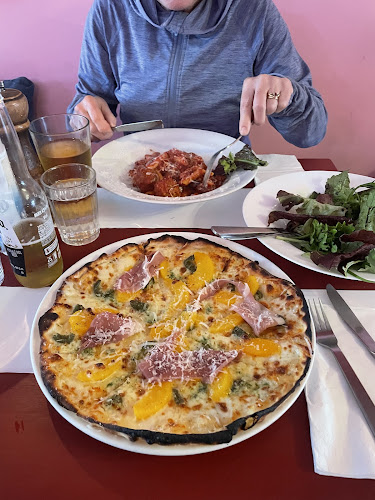 Pipi pizza café and pizza truck, bistro style restaurant