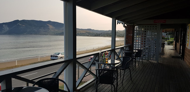 Opinii despre Te Puka Tavern în Tokomaru Bay - Hospitality and gastronomy