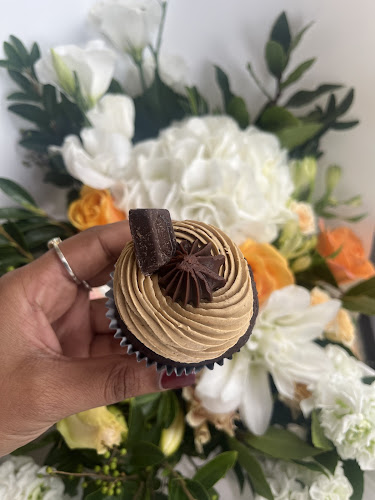 THE THREE WORDS | Cakes & Flowers