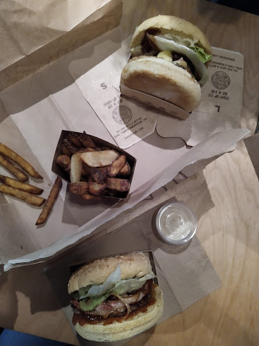 BurgerFuel Queen Street - Hospitality and gastronomy