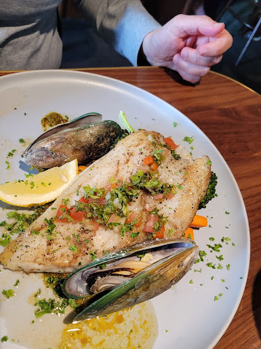 Rogues Cafe, Restaurant & Bar