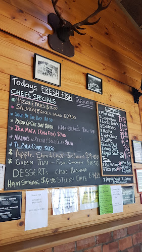 Opinii despre Te Puka Tavern în Tokomaru Bay - Hospitality and gastronomy