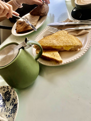 Comentarii opinii despre The Bees Knees Cafe