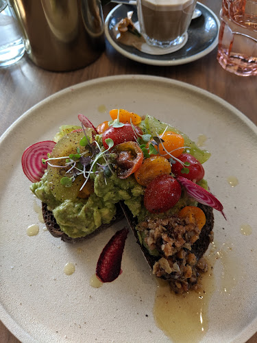 Comentarii opinii despre Midpoint Café