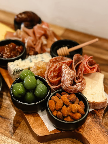 Reviews of six ounces in Christchurch - Hospitality and gastronomy