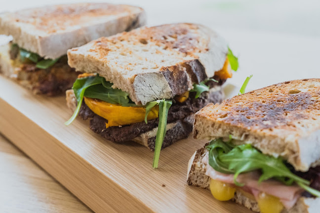 Opinii despre Mo’s în Albert Town - Hospitality and gastronomy