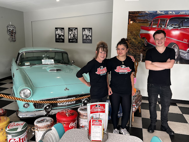 VEight Cafe, Restaurant & Bar