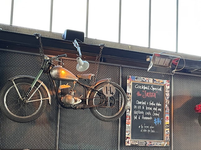 Comentarii opinii despre Joe's Garage