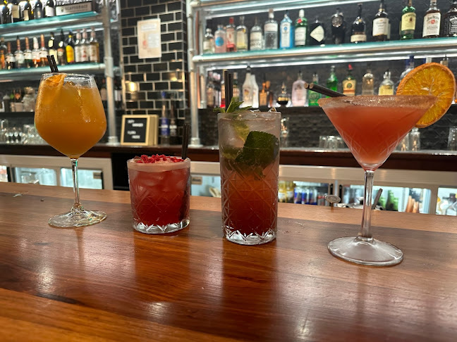 Manhattan Bar + Eatery - Hospitality and gastronomy