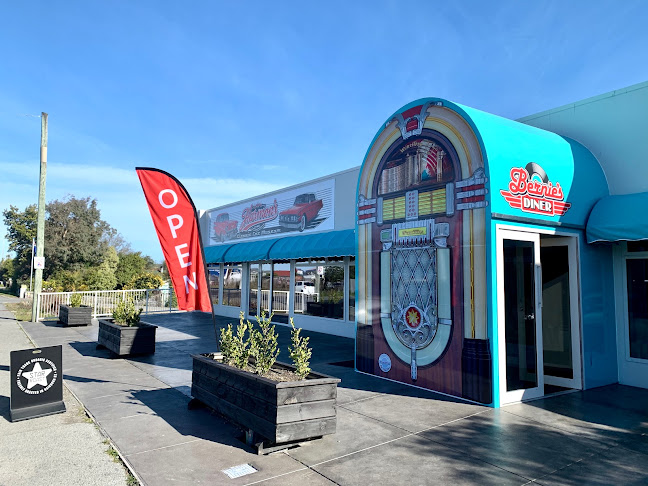 VEight Cafe, Restaurant & Bar