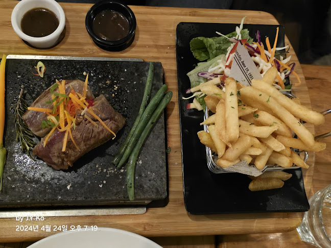 Groper Garage Bar & Restaurant - Kaikōura