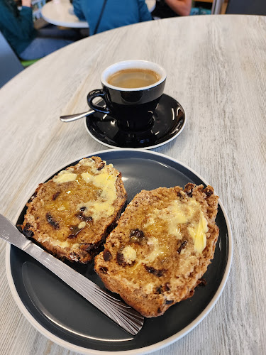 Opinii despre Bluff Real Estate and Cafè în Bluff - Hospitality and gastronomy