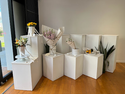 THE THREE WORDS | Cakes & Flowers