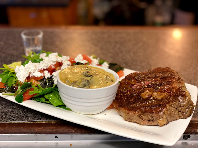 Manou's Waterfront Cafe & Restaurant