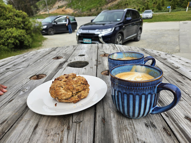 Mo’s - Albert Town