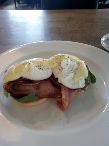 Comentarii opinii despre The Local Backyard Cafe and Bakery