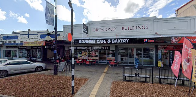 Ronnies Cafe & Bakery